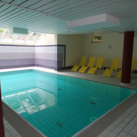 Strandnahe Mit Schwimmbad Im Haus, A Cappella 68,binz Aparthotel