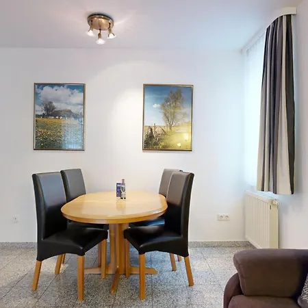 Strandnahe Mit Schwimmbad Im Haus, A Cappella 68,binz Aparthotel