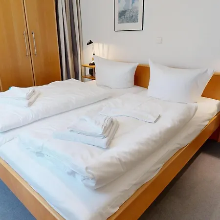 Strandnahe Mit Schwimmbad Im Haus, A Cappella 68,binz * Binz