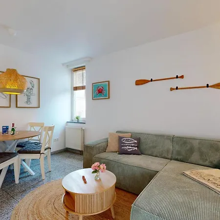 Strandnahe Mit Schwimmbad Im Haus, A Cappella 68,binz Apartment *