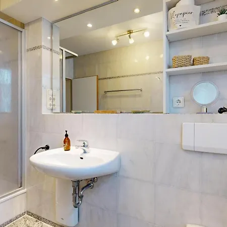 Strandnahe Mit Schwimmbad Im Haus, A Cappella 68,binz Apartment Binz